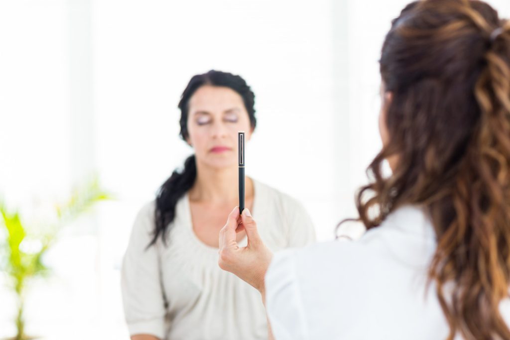 Mulher em uma sessão de hipnoterapia