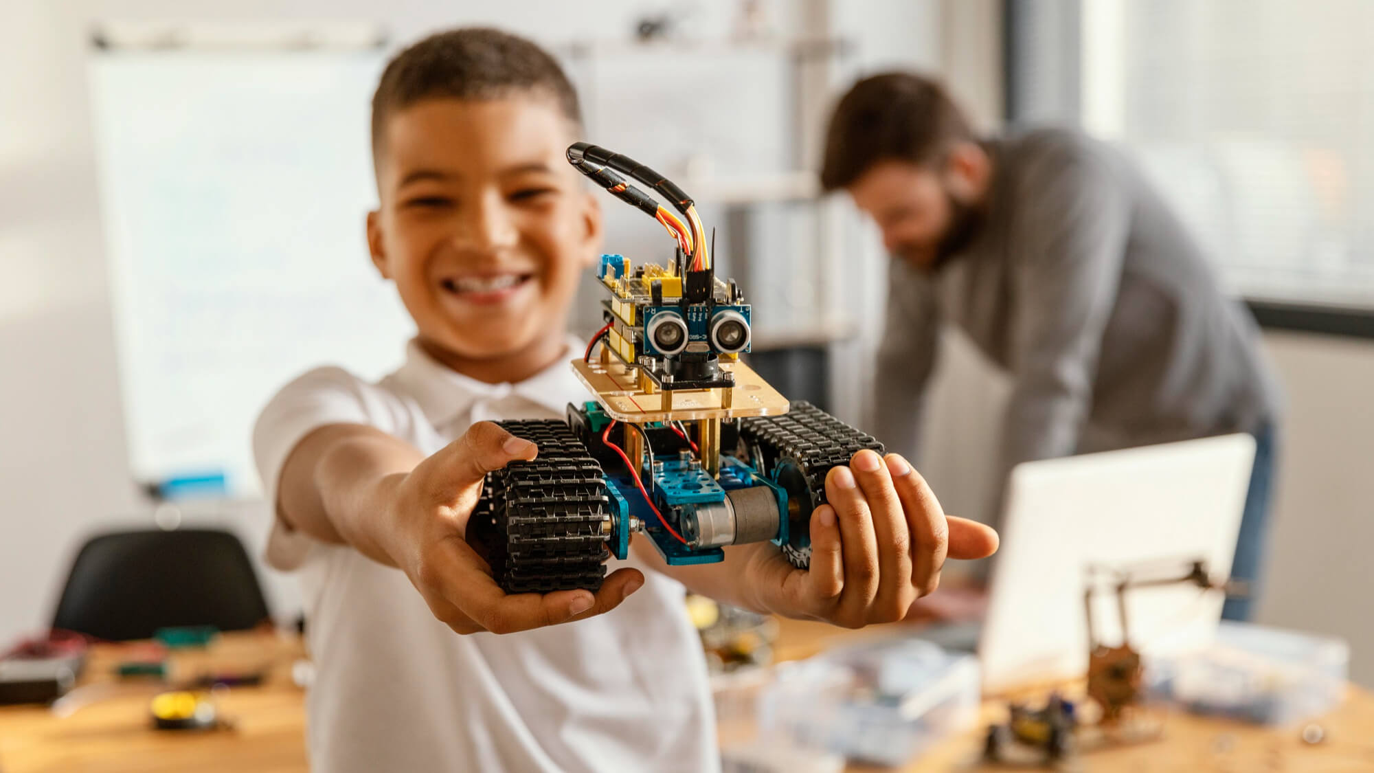 Leia mais sobre o artigo Benefícios da robótica e programação para o desenvolvimento infantil