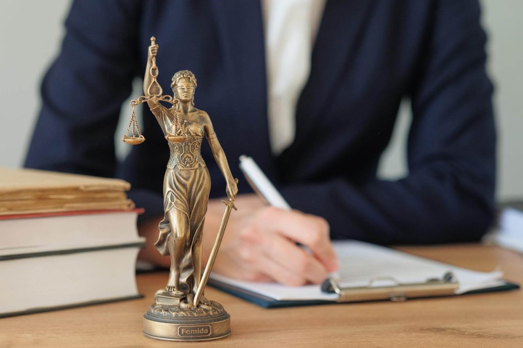 Pessoa praticando a perícia judicial fazendo anotações em um caderno