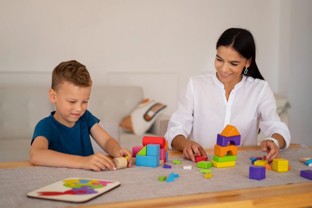 Criança com terapeuta praticando ludoterapia