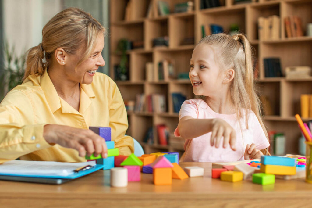 psicanalista infantil aplicando técnicas de ludoterapia em criança