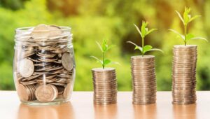 Educação financeira: qual importância? Imagem com moedas em um pote.