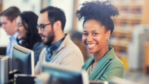 alunos em educação contínua através do ensino EAD