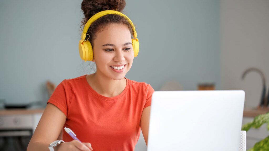 jovem mulher estudando via EAD mostrando como a educação tem impactado o mercado de trabalho