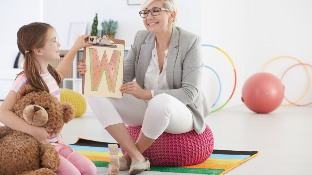 Profissional de Psicopedagogia auxiliando aluno no processo de aprendizagem.