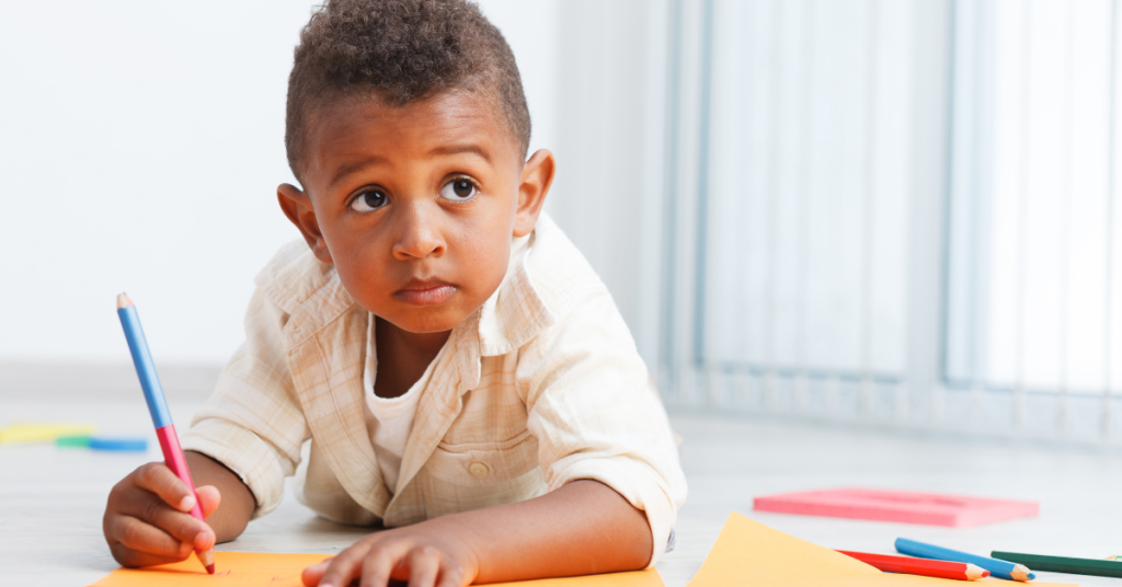 criança atenta aprendendo