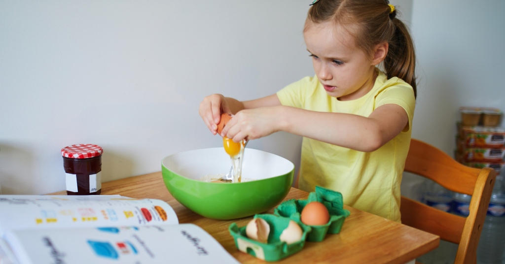crianla cozinhando